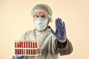 Kan testi yaptır. Analiz için kan verin. Koronavirüs salgını. Doktor bey, test tüplerini laboratuvarda tutun. Hemşire laboratuvarda çalışıyor. Tedavi için enfeksiyon tedavisi arayın. virüs testi yap