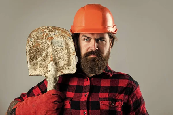Brutální technik stavitel. tovární dělník mechanik. průmyslový dělník v helmě. muž drží lopatu v rukavicích. stavební dělník v klobouku. inženýr v bezpečnostní přilbě. Vítejte v mém světě. — Stock fotografie