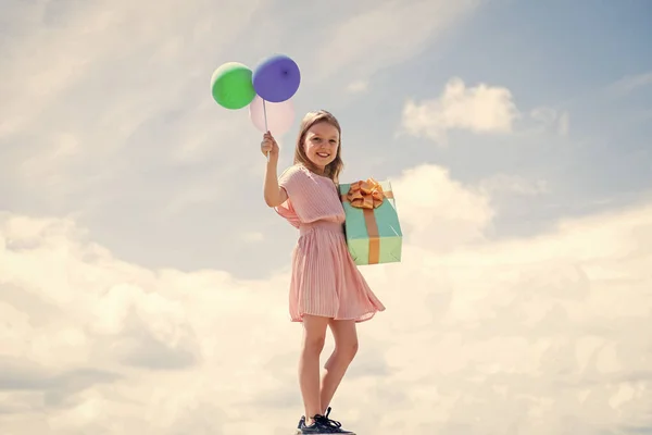Alışveriş günü. çocukluk mutluluğu. Özgürlük ve hayal gücü kavramı. Komik kız yaz tatilinde iyi eğlenceler. Mutlu çocuk balonlarla oynuyor. Balonlu mutlu çocuk. Mutlu Çocuklar Günü — Stok fotoğraf