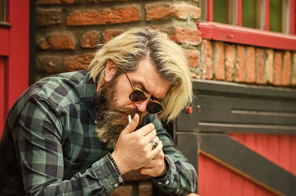 Medicinsk cannabis. Rökvanor. En mogen man med cigarett. Häftig kille som slappnar av. Hipster röker gammal arkitektur bakgrund. Brutal kille som röker tobak. Rökning utomhus — Stockfoto