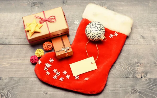 Nápad se zásobami. Zásobování vánoční dárkovou krabicí. Vánoční ponožky tónované dřevo pozadí horní pohled. Tradiční vánoční atribut. Vánoční pytel ve tvaru ponožky. Zachovat rodinné tradice — Stock fotografie