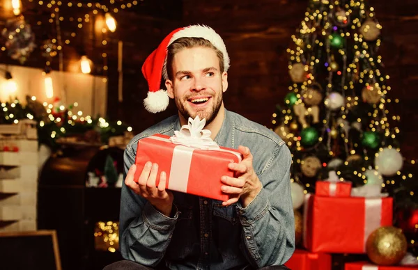 Köpkoncept. Snygg kille firar jul. Perfekt gåva är en kombination av tankeöverföring och presentation. Vinterlov. Hur man väljer perfekt gåva. Man jultomten med presentförpackning — Stockfoto