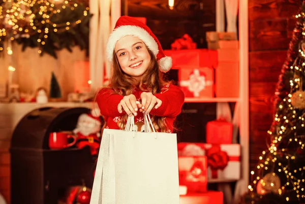 Barn shoppar mode. En liten flicka går och handlar. De bästa priserna finns här. Stor julförsäljning. glädje och lycka. Gratulera henne närmast. Uppriktig hälsning och önskningar. följeslagare till helgonets nikolaus — Stockfoto