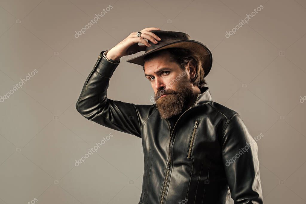 Fotos de Estilo vaquero. hombre de moda vestido con chaqueta de