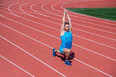 Her zaman formdadır. Sporcu dışarıda kaslarını esnetiyor. Kaslı adam esneme hareketleri yapıyor. Yoga pozisyonunda bir adam. Spor ve sağlıklı rutin. Spor başarısı. Erkek sporcu sabah egzersizi yapar. ısınma egzersizi