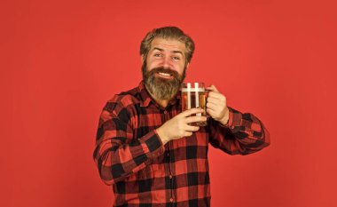 Alkollü içecek reklamı. Şık bir barmen ya da barmen. Adam bir bardak bira tutuyor. Tezgahtaki hippi. Futbol izlerken eğleniyorum. Vahşi erkek bardaktan bira içer. Bira barı.