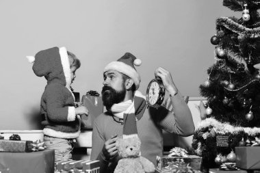 Noel ailesi mavi arka planda yeni yılı bekliyor.