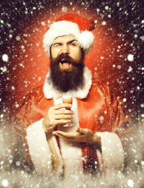 Kırmızı stüdyo geçmişinde yakışıklı, sakallı Noel Baba.