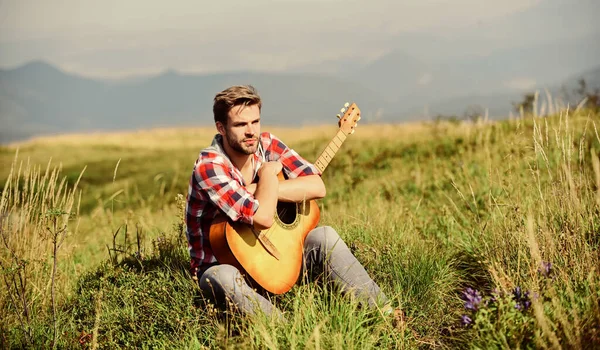 Conceito de luxúria. Inspirando a natureza. Verão férias highlands natureza. Músico à procura de inspiração. Vagabundo sonhador. Diverte-te sozinho. Humor tranquilo. Cara com guitarra contemplar a natureza — Fotografia de Stock