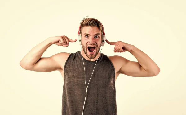 स्टिरिओ हेडसेटमध्ये संगीत ऐकणारा ओरडणारा माणूस. एमपी 3 खेळाडू. सेक्सी स्नायू माणूस फोन एमपी 3 प्लेअरवर संगीत ऐका. फोनवर एमपी 3 प्लेयर असलेला माणूस पांढरा वर वेगळा. हेडफोन्स मनुष्य असहाय — स्टॉक फोटो, इमेज