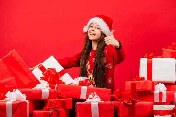 Wat te kopen. Het beste cadeau ooit. Kindergeluk. Vrolijk kind in kerstmankostuum. Kinderliefde Kerstmis. Gelukkig meisje met een grote geschenkdoos. Nieuwjaarsfeest. Het is kerst. — Stockfoto