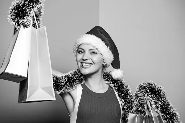 Επιτυχημένη μέρα για ψώνια. Ευτυχισμένη γυναίκα γιορτάζει Χριστούγεννα. Η Σάντα γυναίκα με την Τίνσελ. Καλά χριστουγεννιάτικα ψώνια. προετοιμασία για τις χειμερινές διακοπές. Ώρα για δώρα. Διαδικτυακή Δευτέρα. Ευτυχισμένο το νέο έτος κόμμα — Φωτογραφία Αρχείου