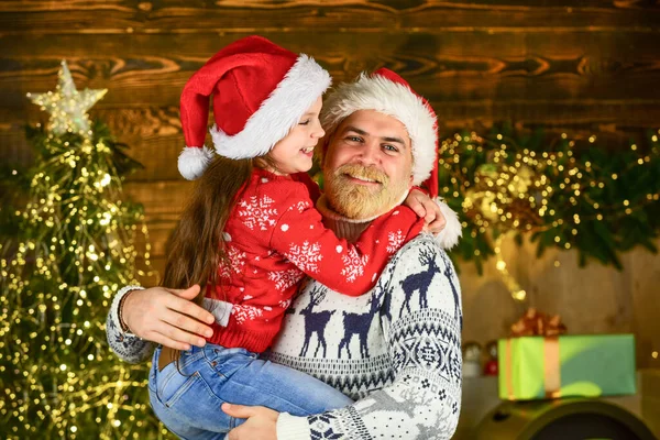 クリスマスの伝統。家族の時間だ。ホリー・ジョリー・クリスマス。パパと子供は楽しんでる。クリスマスの前夜のコンセプト。家族の絆。冬休みだ。親愛なる娘よ。父と子供は新年を祝う — ストック写真