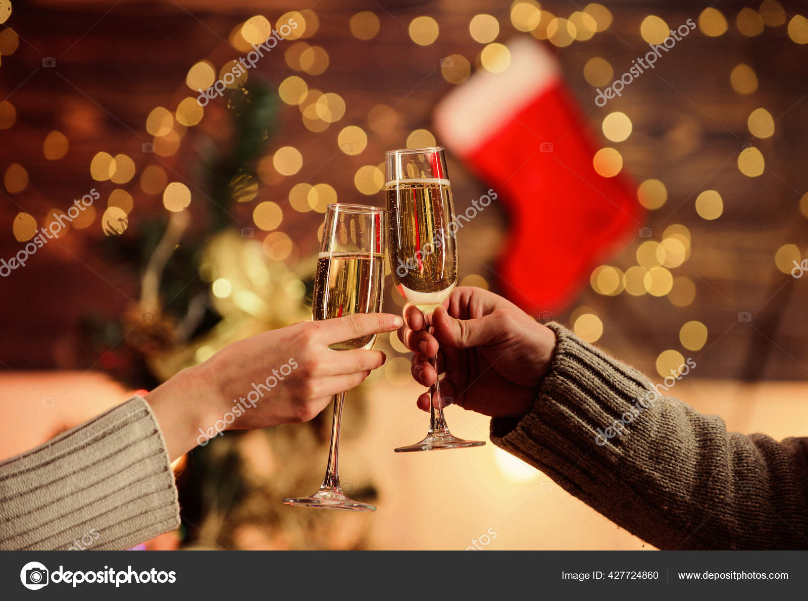 Proost. Kerstmis feest vieren. liefde brengt tijd door. man toast champagne vrouw. Familieweekend. van houden. Verliefd stel. Vrolijk Gelukkig nieuwjaar. wintervakantie ⬇ Stockfoto, rechtenvrije foto door © stetsik #427724860
