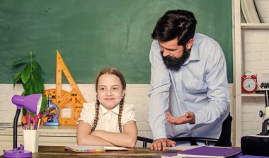 Hometask evraklarını hazırlıyorum. Yorgun çocuk motivasyonsuz çalışmayı öğreniyor. Özel ders. Babamla evde eğitim. Pedagog yetenekleri. Öğretmen ve liseli kız. Sakallı pedagog. Katı pedagog