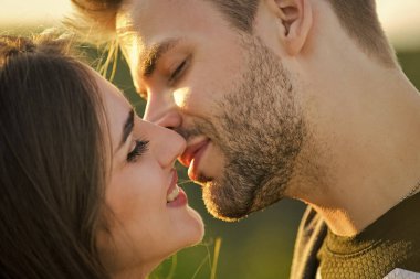 Cinsel enerji. Aşık seksi bir çift. Kız ve yakışıklı adam öpüşüyor. Baştan çıkarma ve ön sevişme. Şehvetli bir öpücük. Yakından öp. Dudaklarının dokunuşu. Şehvetli bir kavram. Baştan çıkarıcı bir öpücük. Arzu. Romantizm kavramı