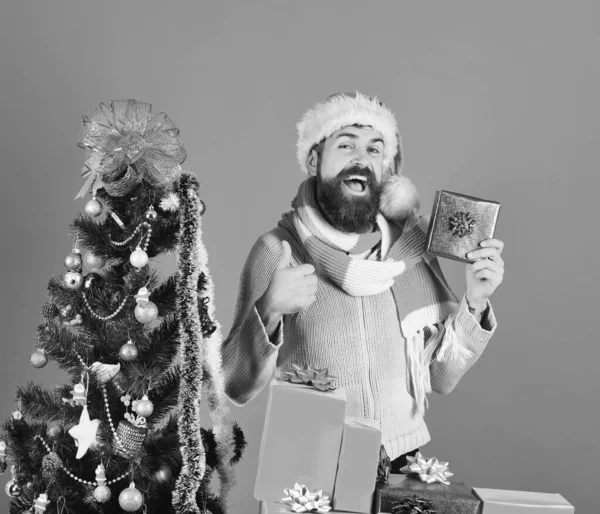 Ragazzo o hipster in cappello rosso con scatole regalo di Natale. — Foto Stock