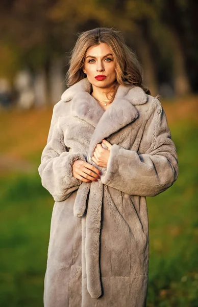 Femme sexy lèvres rouges portent manteau de fourrure. Femme d'affaires en manteau de fourrure. Simple et chaleureux. Une femme glamour. Cosy tenue d'automne. Tendances de la mode hivernale. Marque segment luxe. Boutique de fourrures. Veste douce texture fourrure — Photo