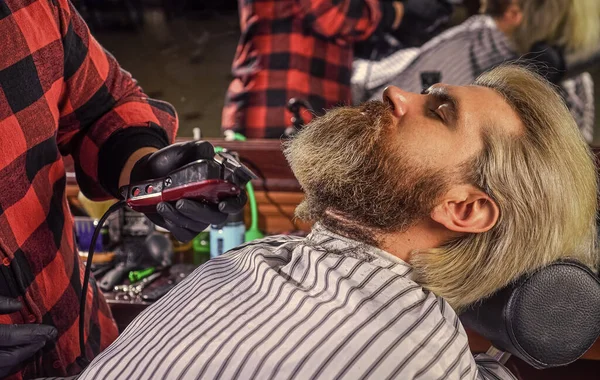 Salon de coiffure. Homme au salon de coiffure. Barbier professionnel et client. Barber est une ressource essentielle pour votre style. Rasage au rasoir. Cheveux faciaux. Maintenir la forme de la barbe. Cultiver la barbe et la moustache — Photo