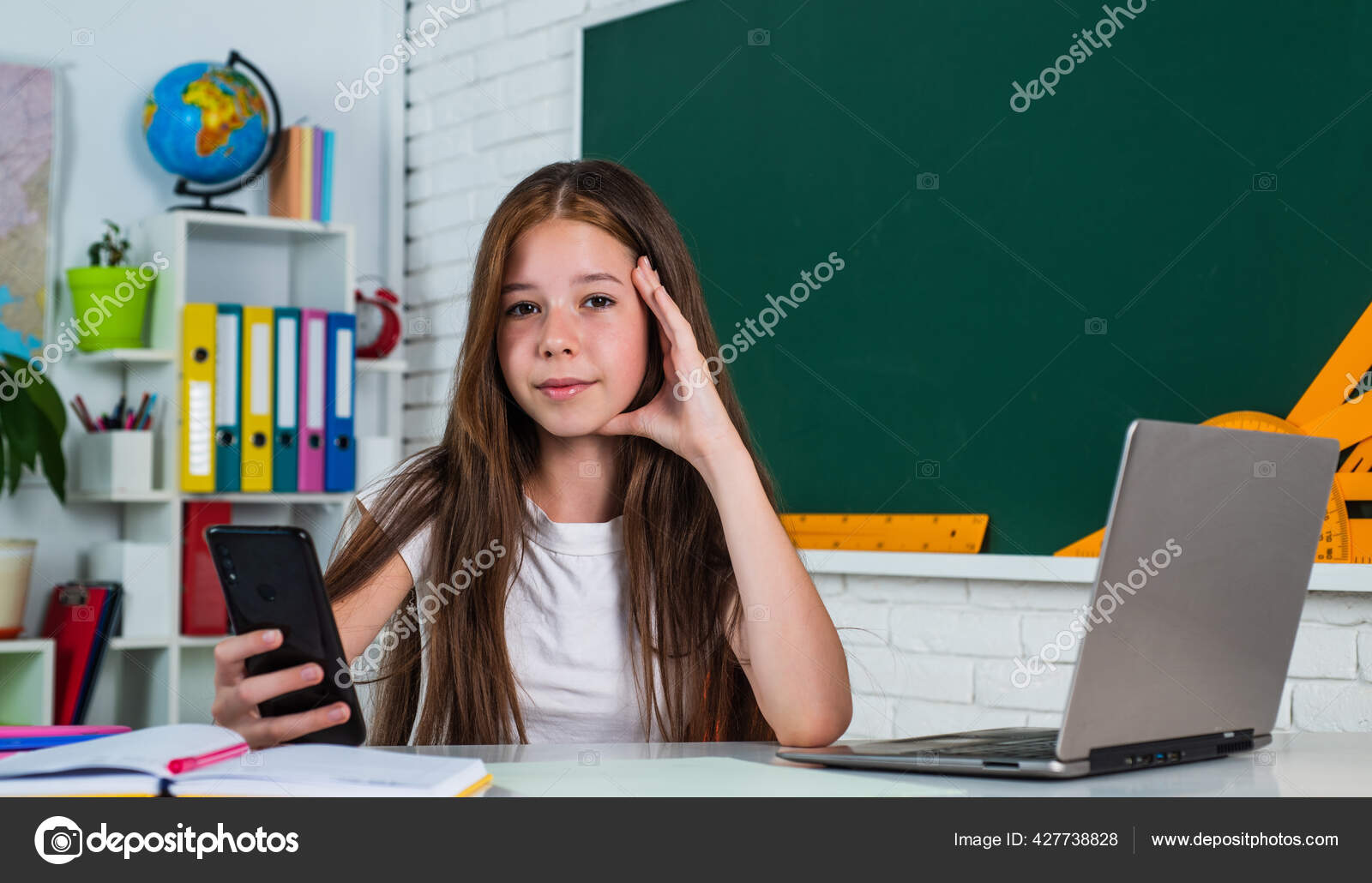 A menina com portátil joga o conceito dos jogos do vício do jogo