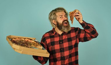 Dandik bir tat. İlk dilimde aşk. Taze ve sıcak. Canım İtalyan yemeği çekti. Sakallı hippi adam pizza tutuyor. Pizza teslimatı. Daireye yemek götürüyorum. Aç adam tek başına pizza yiyecek.