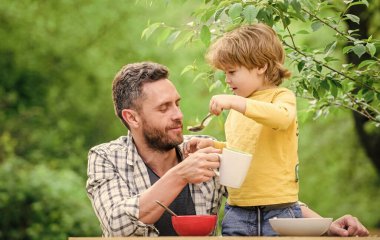 Her zaman birbirimizi taşırız. Babalar günün kutlu olsun. Babasıyla küçük çocuk mısır gevreği yiyor. Yaz pikniği. Baba oğul dışarıda yemek yiyorlar. Sağlıklı yemek ve diyet. Çocuklar Günü 'nde. Aile yemeği zamanı.