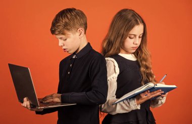 İnternette sörf yapmak. Sosyal ağlar ve blog. Modern bilgi kaynağı. Modern meslek. Çocuklar için modern eğitim. Programlama çalış. Laptop bilgisayarı olan bir öğrenci. Bilgisayarı kullanan çocuk. Çevrimiçi yaşam