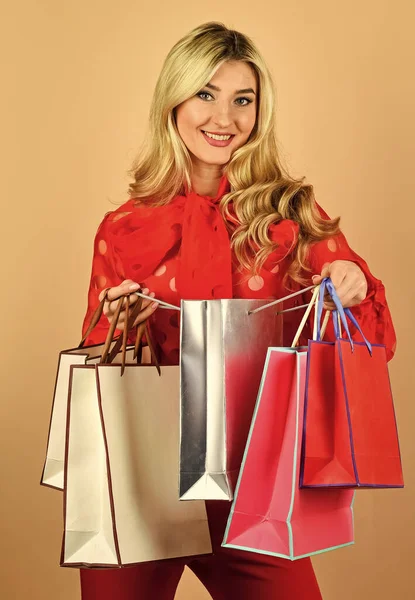 Nice purchase. sexy blonde carry shopping bags. elegant woman shopaholic. girl shopper hold paperbag package. buy presents online. gift shop for any holiday. sell-out on black friday. Clothing store — Stock Photo, Image