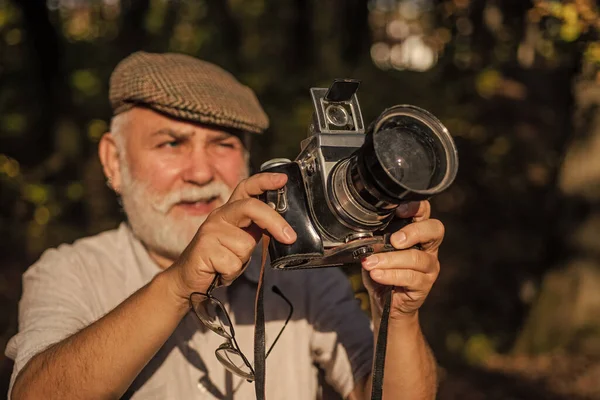 Ele gosta de observar pássaros. Faça moldura perfeita. Velho fotógrafo a filmar. Configurações manuais. Passatempo da pensão. Fotógrafo experiente. Câmera vintage. Velho atira na natureza. Fotógrafo profissional — Fotografia de Stock