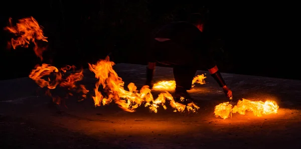 Fire solo performer presteren nacht show met enorme branden vlammen in de duisternis buiten, vlammen — Stockfoto