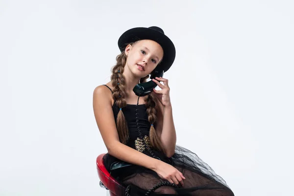 A criança elegante fala no telefone retro isolado no branco, comunicação — Fotografia de Stock