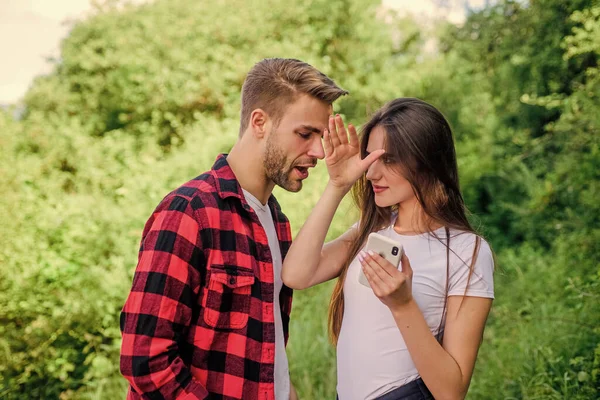 Was sie versteckt. persönliches Raumkonzept. Verirrt. Mann erbeutet Handy von Mädchen im Park. Eifersucht. Paar nutzt Smartphone im Freien. Navigationssuche. romantisches Date online. verliebtes Paar. Blogging-Konzept — Stockfoto