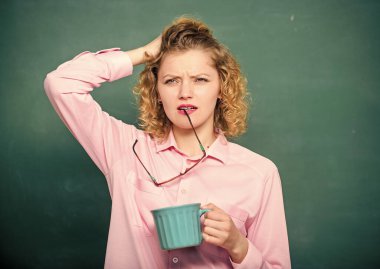 Kadınlar kahveyi sever. Kahve bağımlısı. Vücudunu ve zihnini şarj et. Bir doz kafein. Öğretmen arka planda kahve içiyor. Tüm gün boyunca enerji yüklenmesi. Okul pedagogu için ilham verici bir içki.