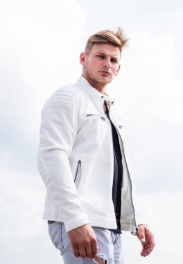 Çok zorlamadan etkileyin. Genç adam açık havada bulutlu bir gökyüzü. Yakışıklı adam sıradan giyiniyor. Moda trendleri. Moda tarzı. Erkek giyim mağazası. Seyahat ve seyahat tutkusu. Hafta sonu tatiline çıkıyorum.