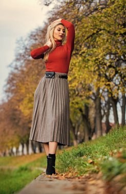 Yürürken rahatla. Gündelik günün tadını çıkar. Giysilerinde pliseler var. Eteği olmalı. Moda kızı kıvrımlı etek giyer. Pileli etek koleksiyonu. Kadın sıcak sonbahar eteği açık havada