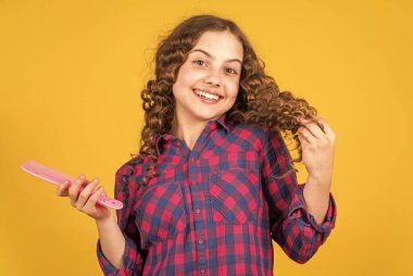 Uzun, muhteşem saçları tarayan bir kız. Ekstra taze kuru şampuan. Saç fırçası olan mutlu bir kız. Sağlıklı ve güçlü saçlar. Kuaför güzellik salonu. moda aksesuarları. Güzel ve düzenli bir saç stili.