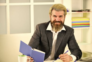 İş çözümleri. Riskli bir iş. Sakallı patron dizüstü bilgisayarla oturuyor. Yönetici sorunları çözüyor. Entelektüel bir görev. Finansal analiz. Standartları yükseltmek. Borsa. Ofis personeli konsepti