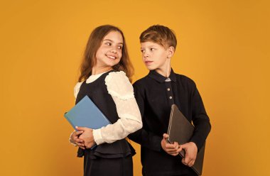 Web geliştiricisi ya da tasarımcısı. Programlama çalış. Laptop bilgisayarı olan bir öğrenci. Bilgisayarı kullanan çocuk. İnternette hayat. Modern bilgi kaynağı. İnternette sörf yapmak. Modern meslek. Çocuklar için modern eğitim