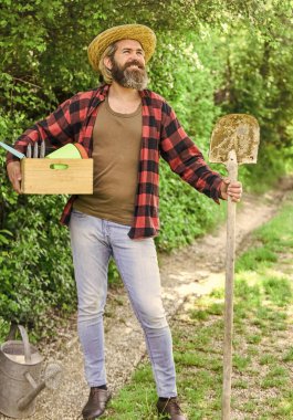 Bahçesinde bahçıvanlık yapan bir adam. Bahar bahçesinde çalışıyorum. Kürekle bahar toprağı kazmak. Serada bahçıvanlık yapan bir adam. Erkek bahçıvan bahar bahçesi arka planında kürek kullanıyor. sağlık ve ekoloji