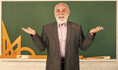 Resmi eğitim. Yetişkin pedagog bilgisini paylaşıyor. Kök bilgi modern dünyada rağbet görüyor. Bilgi kavramı. Bilgi her yerde ama bilgelik kıttır. Sınıfta sakallı bir öğretmen var.