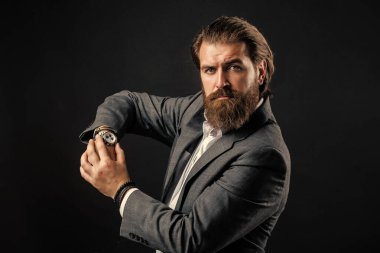 Saat tamircisi. Olgun sakallı adam. Güven ve karizma. Yakışıklı adam ofis kıyafeti giyer. Erkek güzellik ve moda. Mükemmel sakallı ve bıyıklı acımasız bir iş adamı. Yelek giyen gerçek patron.