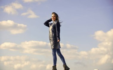 Saf güzellik. Kadın dışarıda havanın tadını çıkarıyor. Özgürlük ve beklenti. Güzellik ve moda, bak. Yalnızlık kavramı. Mavi gökyüzü arka planında bir kadın. Model kadın dışarıda poz veriyor. Rahat ol.