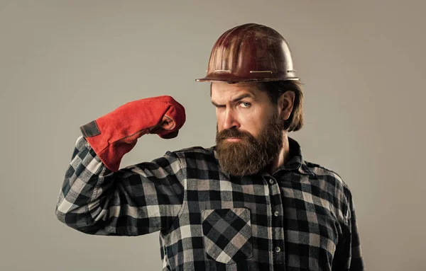 他很强壮。戴着头盔的产业工人。戴手套的男人戴着硬礼帽的建筑工人。戴安全帽的工程师建筑师。残忍的技师建造者工厂工人技工 — 图库照片