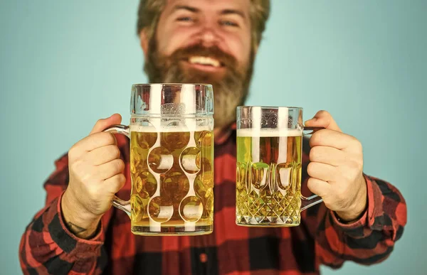 Ünnepnap. Legénynap. Hangulatjavítás. Rúgj be! Alkoholista. Szomjas ember sörözik a kocsmában. Hipster sört iszik. Az érett szakállas fickó sörpoharat tart. Egészségünkre! Valódi érzés.. — Stock Fotó