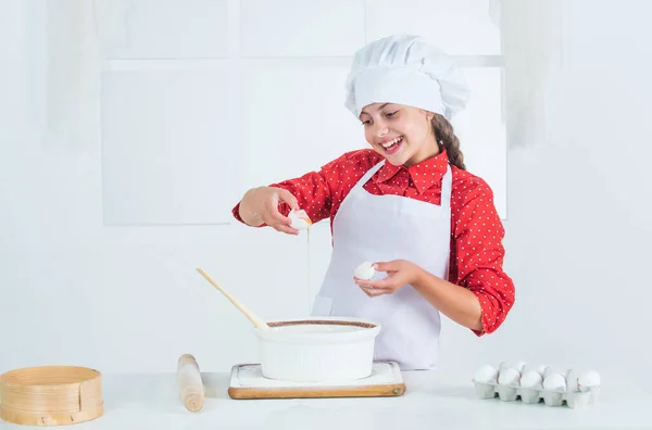 Fille cuisson quelque chose pour le souper, cuisinier,, enfant heureux — Photo