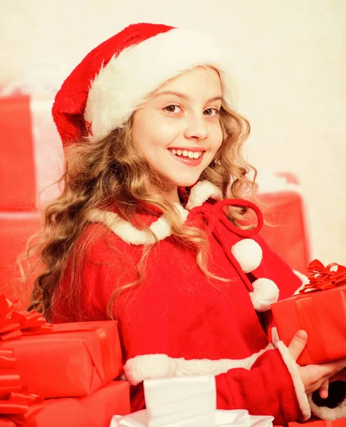 Chica celebrar la Navidad abierta caja de regalo. Santa traiga su regalo. Feliz año nuevo concepto. Desempaquetar el regalo de Navidad. tradición de vacaciones de invierno. Regalo de Navidad de apertura. Niño feliz con regalo de Navidad —  Fotos de Stock