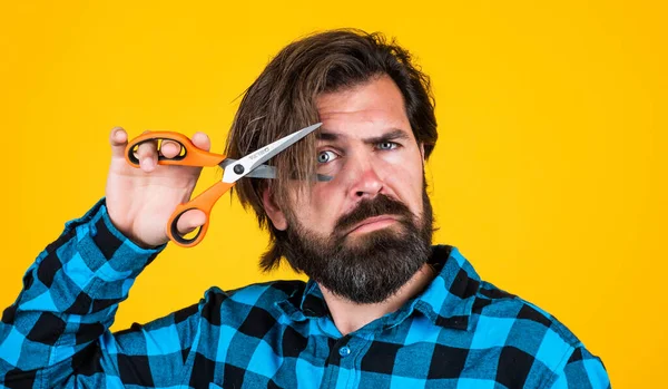 Mudar seu novo estilo. Barbearia. barbeiro maduro com tesoura. Homem barbudo com tesoura. Um tipo brutal cortou o cabelo. penteado moda masculina olhar. Hipster bonito com bigode. ferramenta de cabeleireiro — Fotografia de Stock