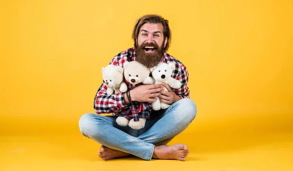 Masculino sentir brincalhão com urso. brutal maduro hipster homem jogar com brinquedo. Feliz aniversário. estar de bom humor. Feliz Dia dos Namorados. homem barbudo alegre segurar ursinho. Amor. — Fotografia de Stock