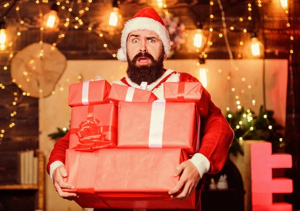 そうしたい。新年明けましておめでとう。Xmasプレゼントボックス。クリスマスプレゼントだ。冬のショッピング販売。陽気よ。髭を生やしたサンタがプレゼントを配達する。クリスマス・ショッピング。髭の男サンタ・ハット — ストック写真