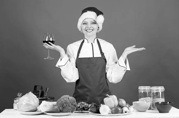 Vrouw chef-kok koken kerstdiner dragen kerstman hoed. De beste kerstrecepten. Geniet van makkelijke ideeën voor feestjes en vakantiediners. Feestelijke menuconcept. Kerstdiner ideeën. Kerstmenu — Stockfoto